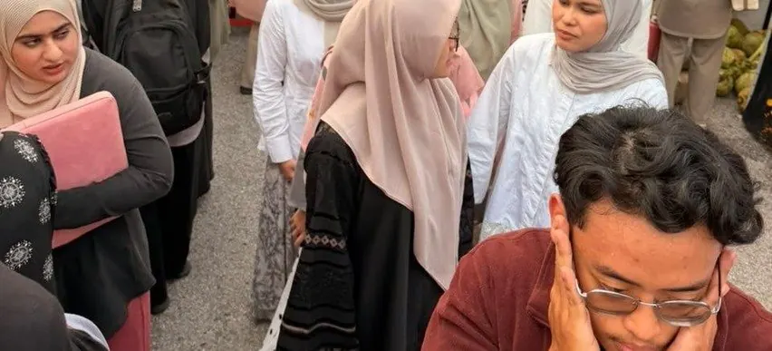 Pengunjung di lorong jualan
