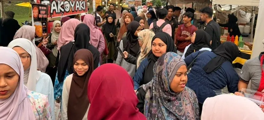 Pelajar beratur di booth makanan