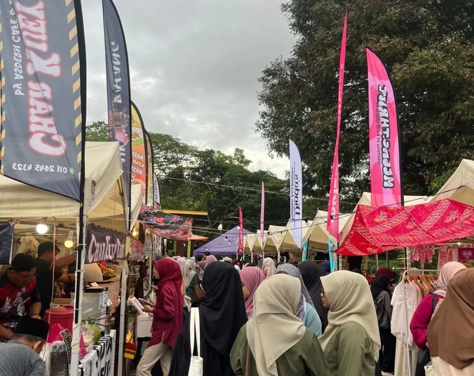 Booth makanan dan pengunjung