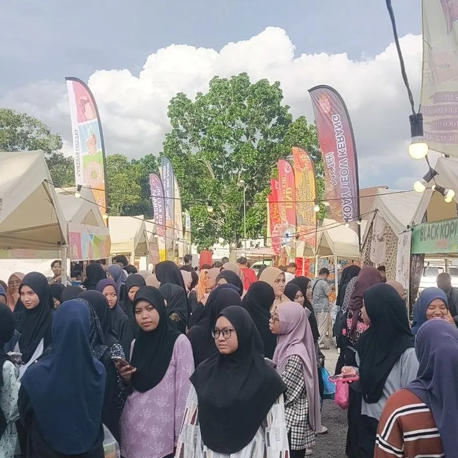 Pengunjung di lorong windflag