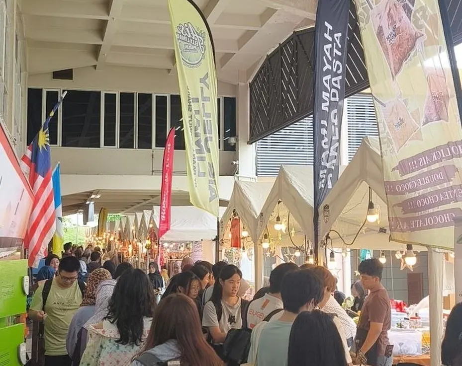 Pelajar memenuhi lorong jualan Stailo Event di kampus