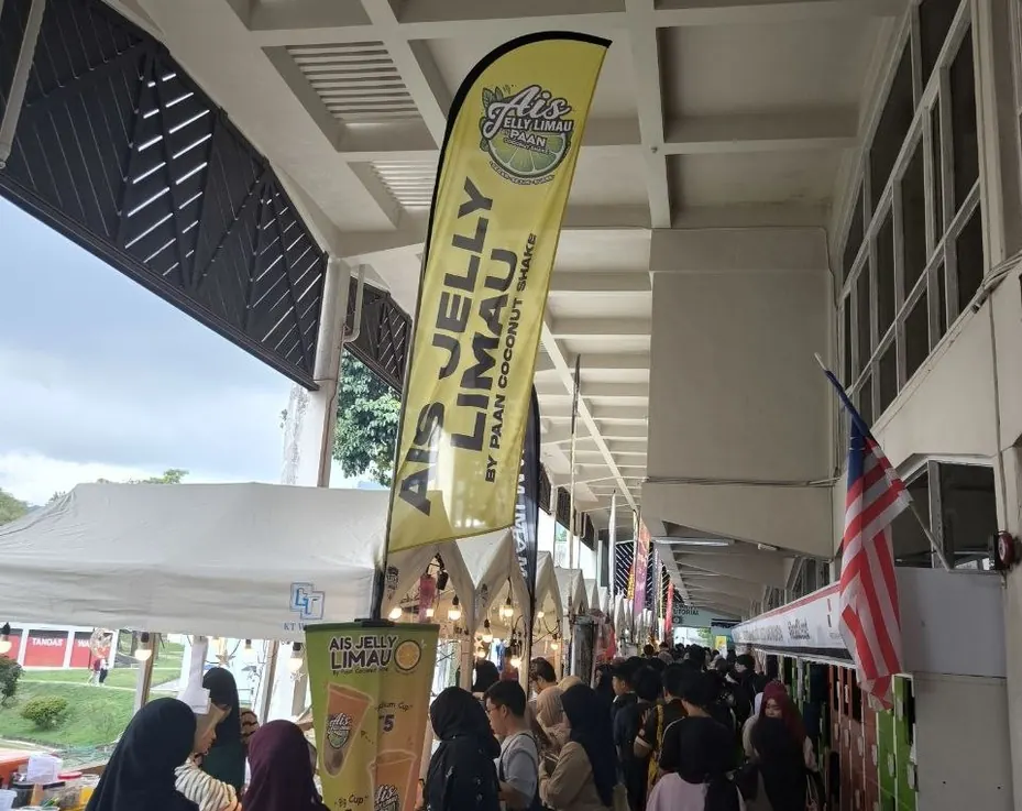 Lorong jualan berbumbung di kampus